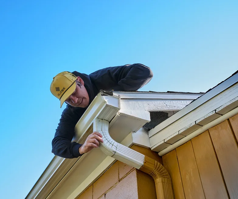 Installation de gouttières adaptée à votre maison par notre équipe locale